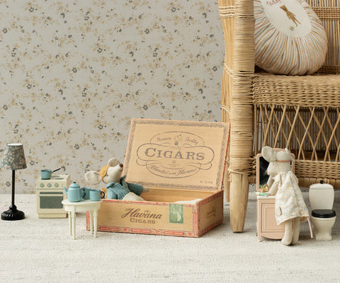 Mum & Dad Mice In Cigar Box - New 2025