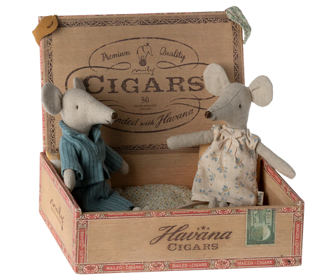 Mum & Dad Mice In Cigar Box - New 2025