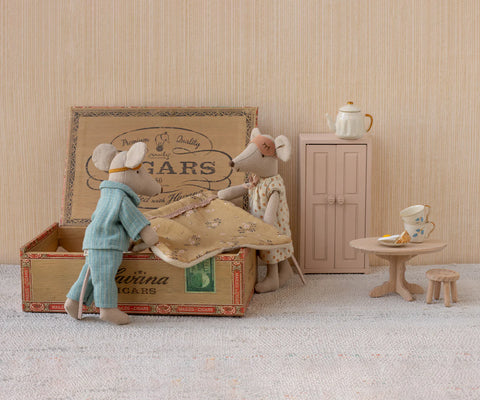 Mum & Dad Mice In Cigarbox '26