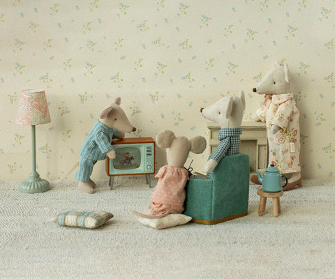 Grandma & Grandpa Mice in Cigarbox '26