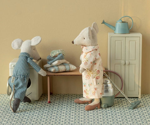 Grandma & Grandpa Mice in Cigarbox '26