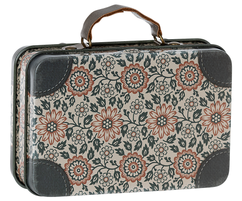 Small Suitcase, Asta