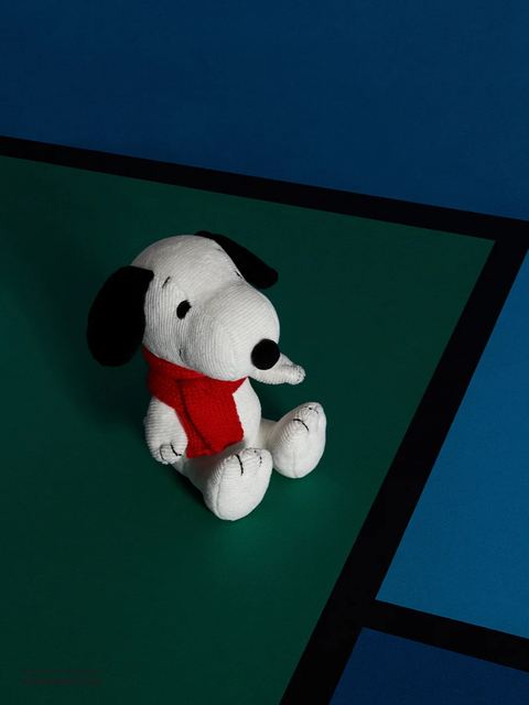 PEANUTS Snoopy Sitting with Scarf 7"